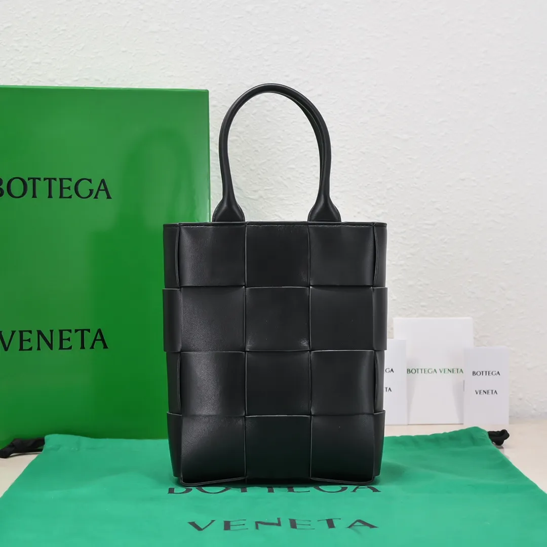 Batch 1460 New 🔻 Mini Intreccio woven leather tote bag with removable shoulder strap • One internal zip pocket • Magnetic closure • Lining: composite sheepskin • Accessories: gold finish • Height: 22 cm • Width: 16.5 cm • Depth: 5.5 cm • Handle height: 11.5 cm • Strap height: 50 cm, model number; 6688-3#